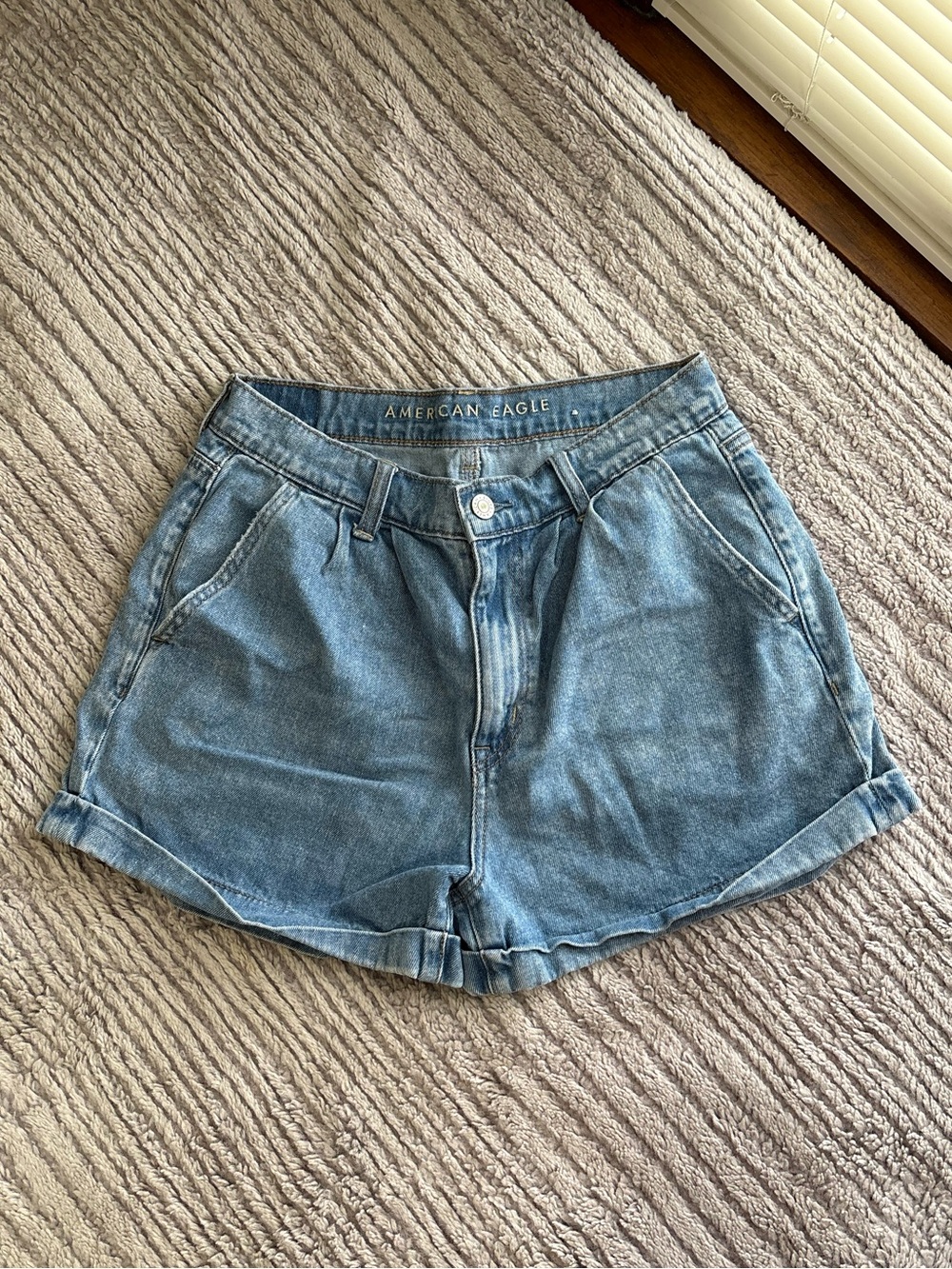 American Eagle Light Wash Mom Jean Shorts Size 6 boho summer indie